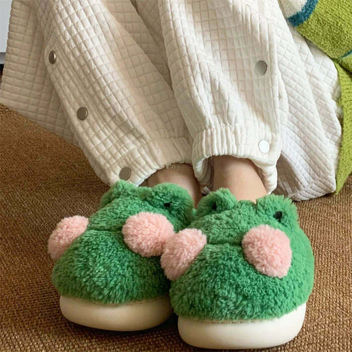 Cozy Y2K Frog Slippers & Crochet Frog Beanie Set - Adorable Cow Print Teddy Slippers