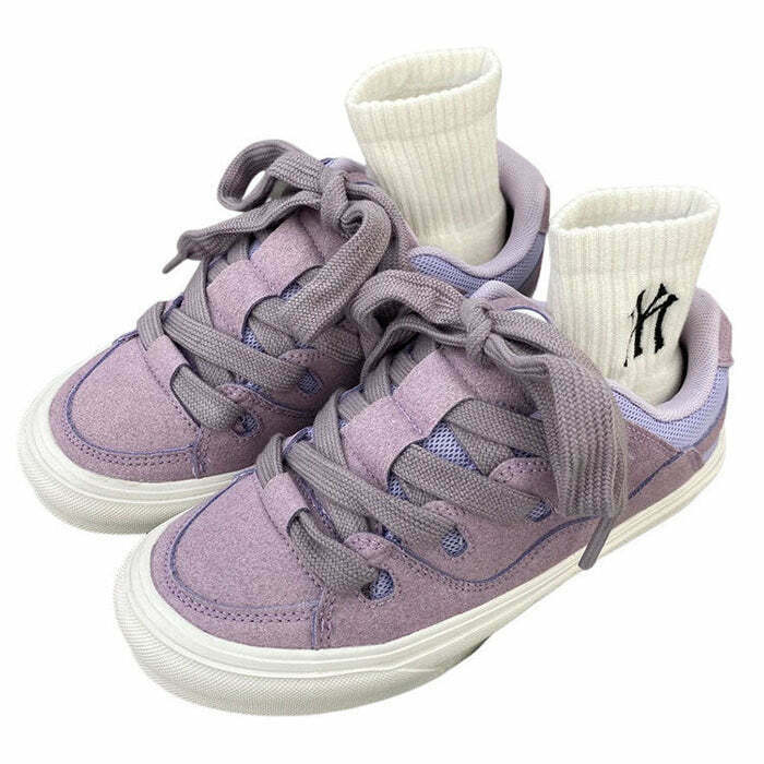 Trendy Lavender Skater Sneakers with Heart Design - Y2K Style for Fashion Lovers