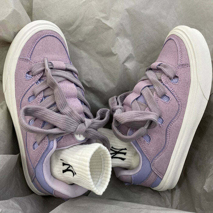 Trendy Lavender Skater Sneakers with Heart Design - Y2K Style for Fashion Lovers